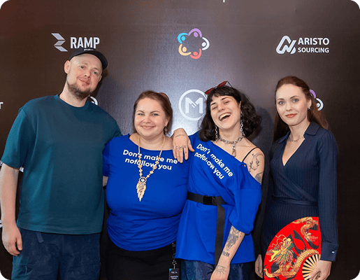 Групповая фотография четырех участников команды Collaborator, позирующих вместе на саммите SEO Mastery 2025